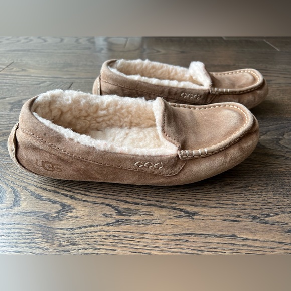 Women’s UGG Slippers - Picture 4 of 5